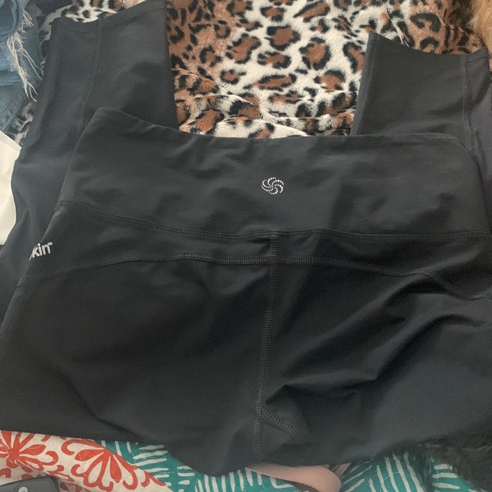 Intelliskin Capri leggings , size small, only used 2x. Excellent condition.